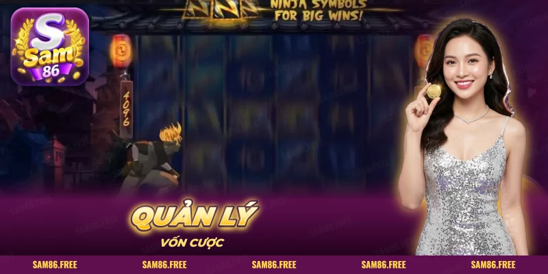 Nhân vật ninja tóc vàng chạy cạnh cuộn quay mờ trong slot Ninja